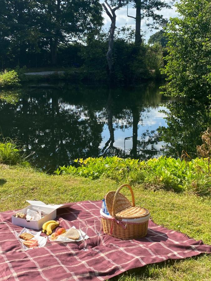 The Shepherd'S Hut - Wild Escapes Wrenbury Off Grid Glamping - Ages 12 And Over Baddiley エクステリア 写真