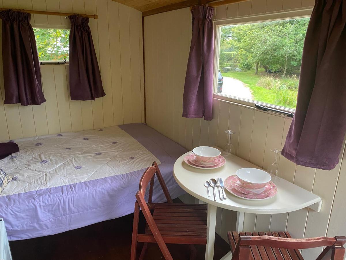 The Shepherd'S Hut - Wild Escapes Wrenbury Off Grid Glamping - Ages 12 And Over Baddiley エクステリア 写真