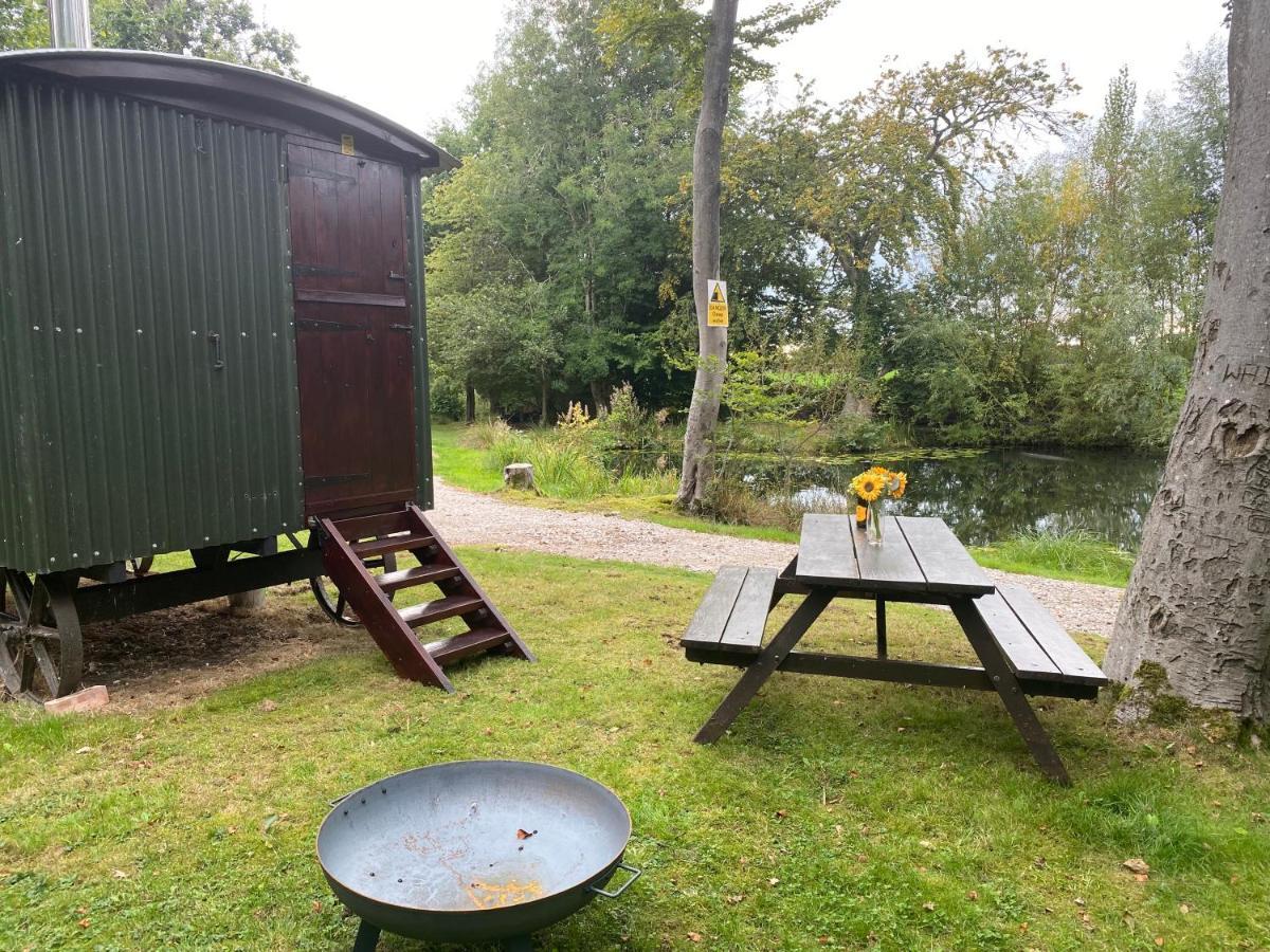 The Shepherd'S Hut - Wild Escapes Wrenbury Off Grid Glamping - Ages 12 And Over Baddiley エクステリア 写真