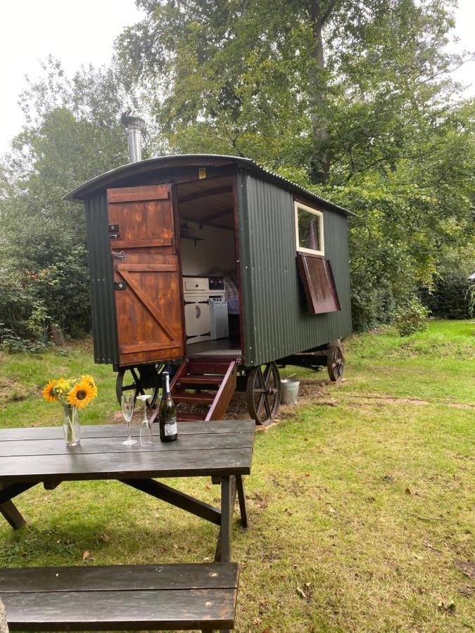 The Shepherd'S Hut - Wild Escapes Wrenbury Off Grid Glamping - Ages 12 And Over Baddiley エクステリア 写真