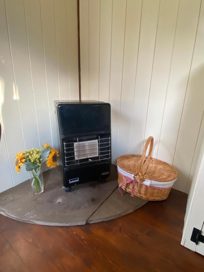 The Shepherd'S Hut - Wild Escapes Wrenbury Off Grid Glamping - Ages 12 And Over Baddiley エクステリア 写真