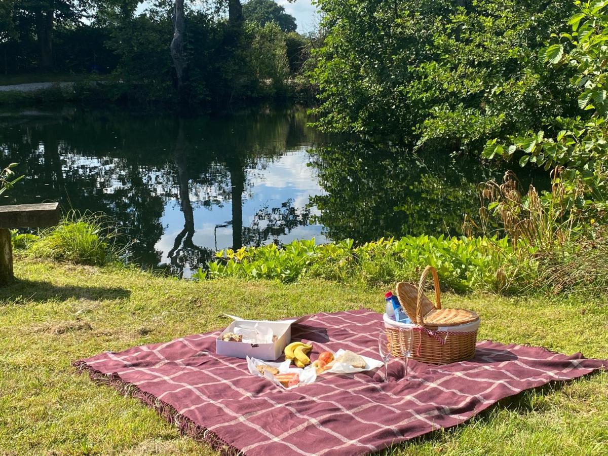 The Shepherd'S Hut - Wild Escapes Wrenbury Off Grid Glamping - Ages 12 And Over Baddiley エクステリア 写真