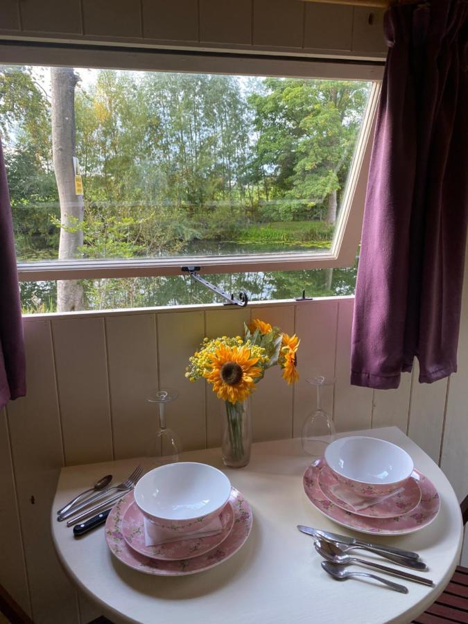 The Shepherd'S Hut - Wild Escapes Wrenbury Off Grid Glamping - Ages 12 And Over Baddiley エクステリア 写真