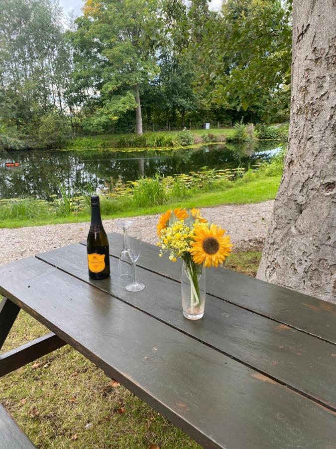 The Shepherd'S Hut - Wild Escapes Wrenbury Off Grid Glamping - Ages 12 And Over Baddiley エクステリア 写真