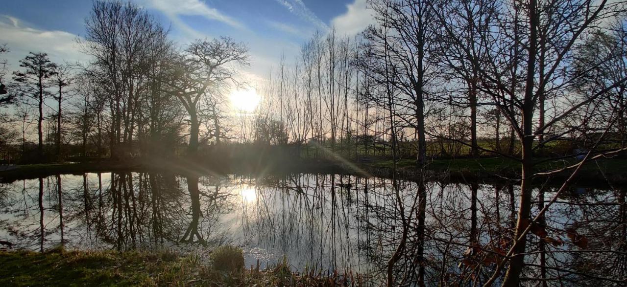 The Shepherd'S Hut - Wild Escapes Wrenbury Off Grid Glamping - Ages 12 And Over Baddiley エクステリア 写真